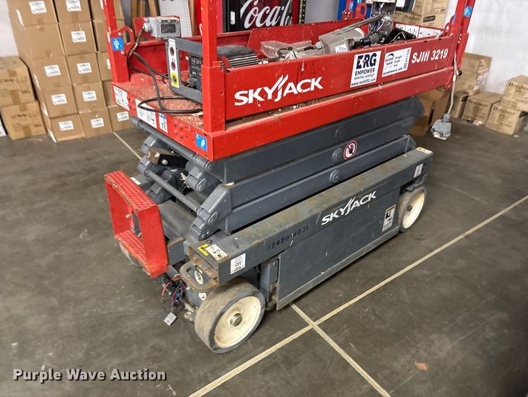 image for item EF1109 2018 SkyJack SKlll3219 scissor lift