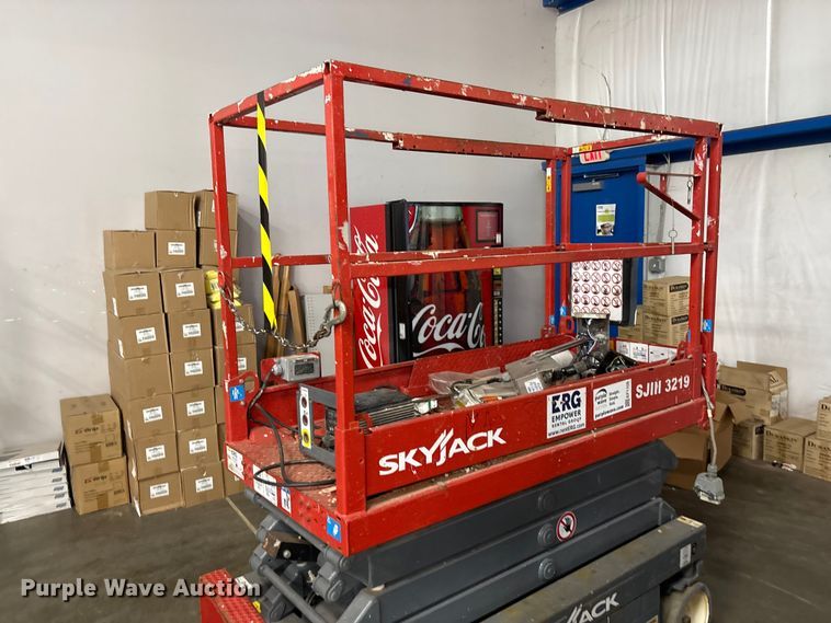 image for item EF1109 2018 SkyJack SKlll3219 scissor lift