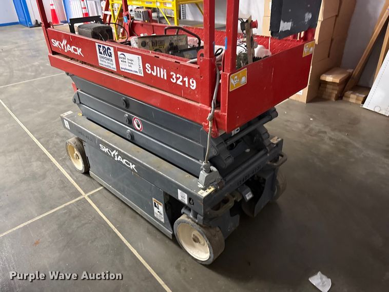 image for item EF1109 2018 SkyJack SKlll3219 scissor lift