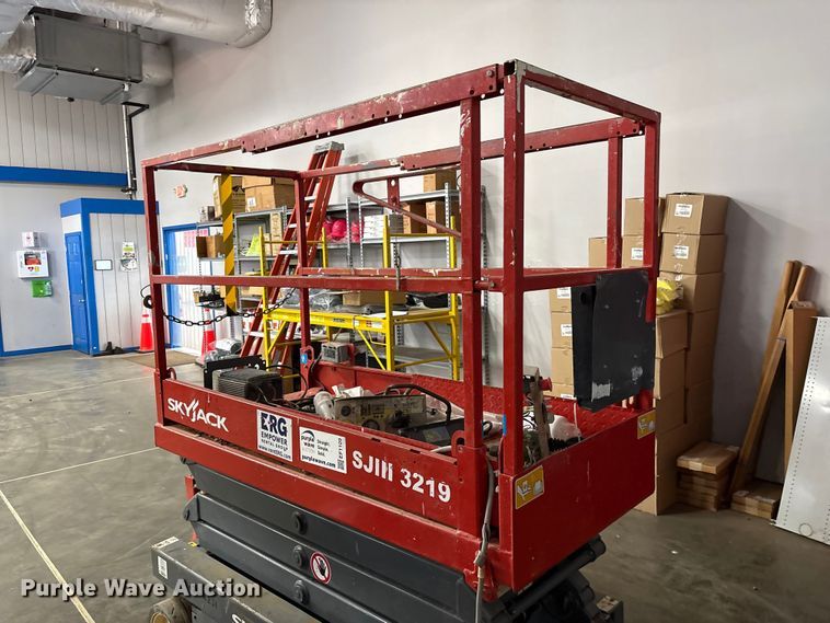 image for item EF1109 2018 SkyJack SKlll3219 scissor lift