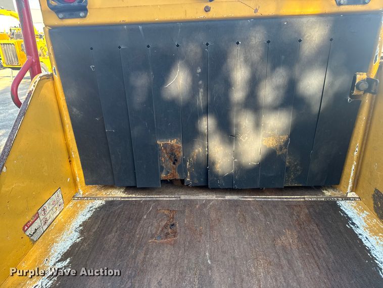 image for item EF2445 2012 Vermeer BC1000XL wood chipper