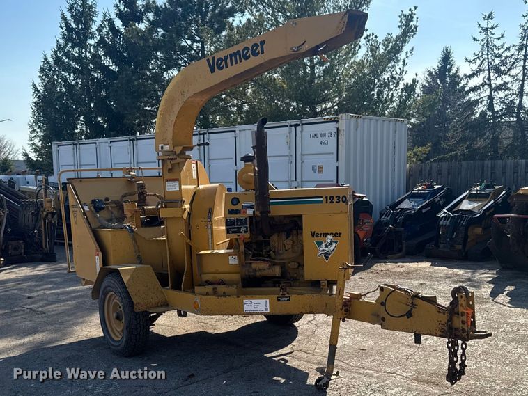 image for item EF2446 2005 Vermeer BC1230 wood chipper