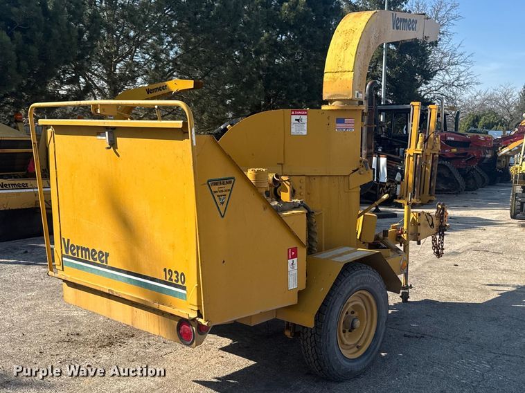 image for item EF2446 2005 Vermeer BC1230 wood chipper