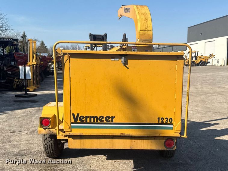 image for item EF2446 2005 Vermeer BC1230 wood chipper