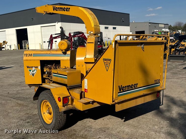 image for item EF2446 2005 Vermeer BC1230 wood chipper
