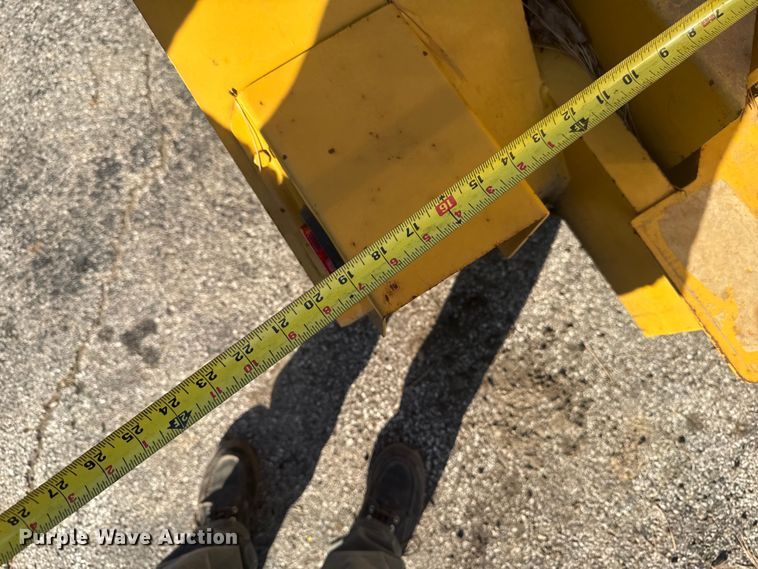 image for item EF2446 2005 Vermeer BC1230 wood chipper