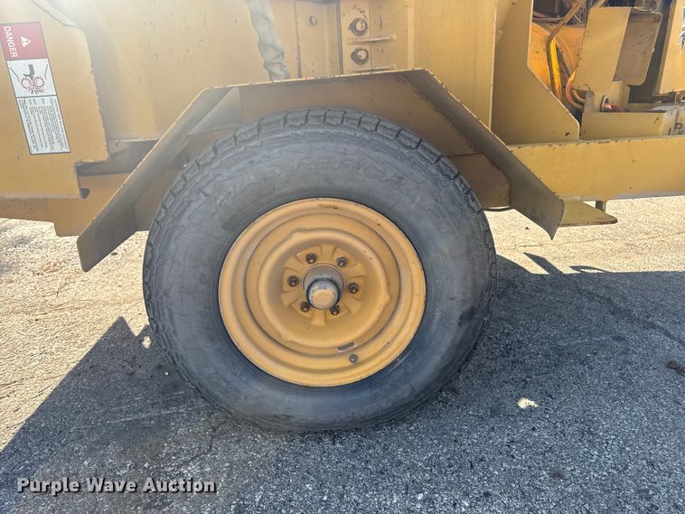 image for item EF2446 2005 Vermeer BC1230 wood chipper