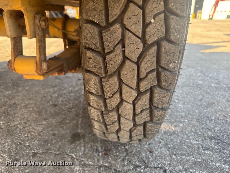 image for item EF2446 2005 Vermeer BC1230 wood chipper