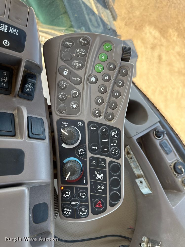 image for item EF2464 2013 John Deere 9560R  Scraper Special 4WD tractor