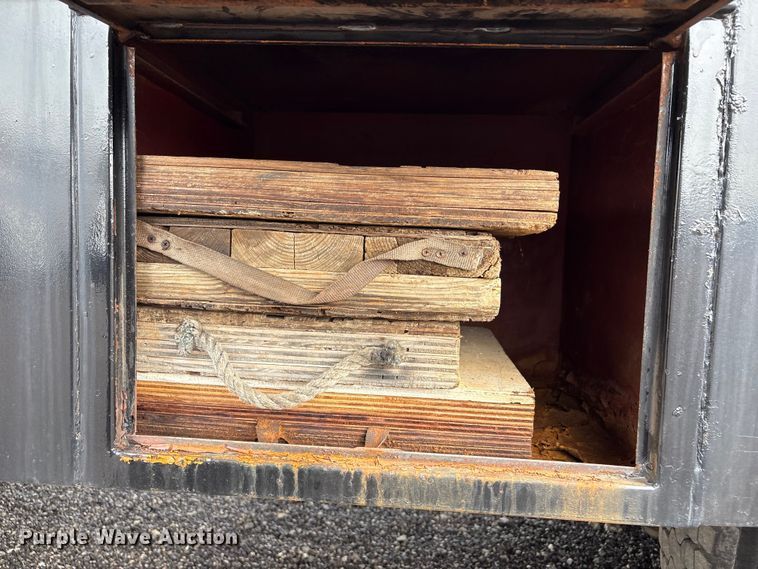 image for item EG1152 1996 Ford L8000 crane truck