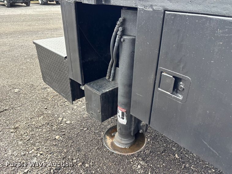 image for item EG1152 1996 Ford L8000 crane truck