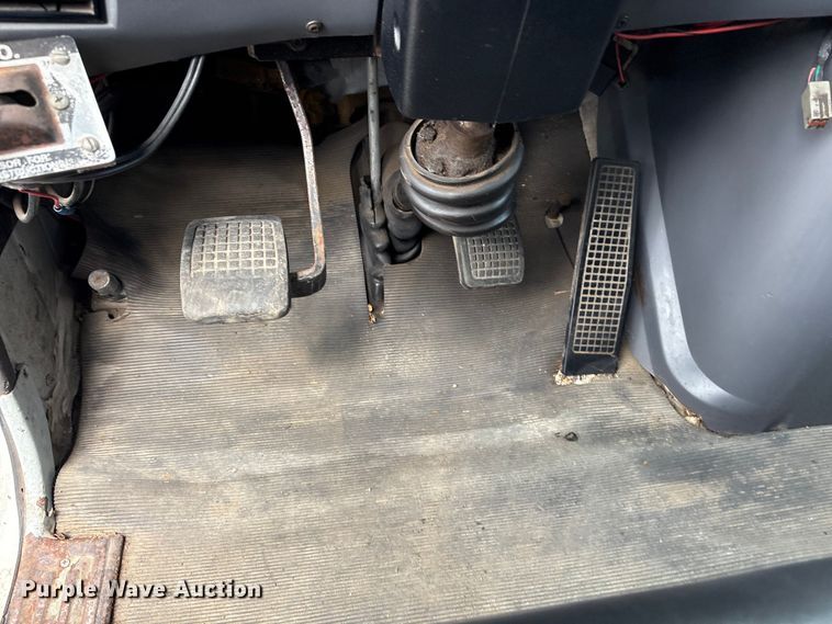 image for item EG1152 1996 Ford L8000 crane truck