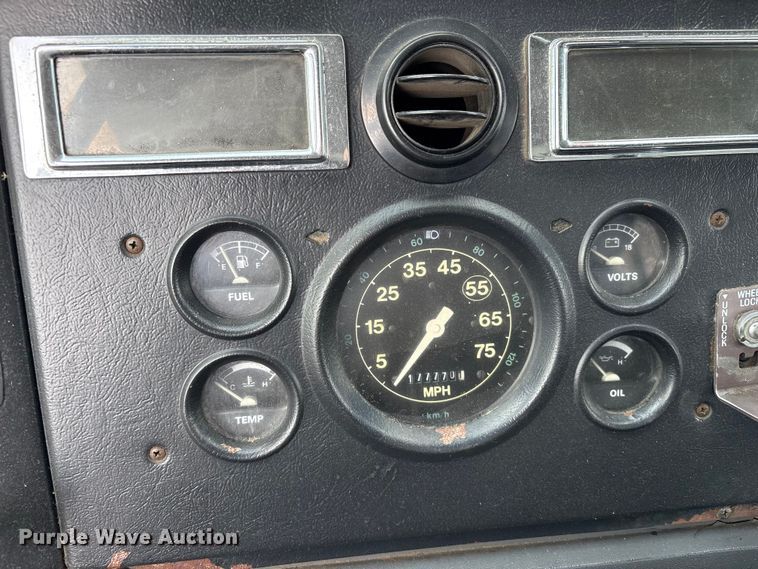 image for item EG1152 1996 Ford L8000 crane truck