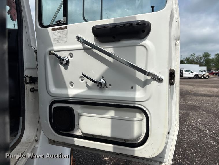 image for item EG1152 1996 Ford L8000 crane truck