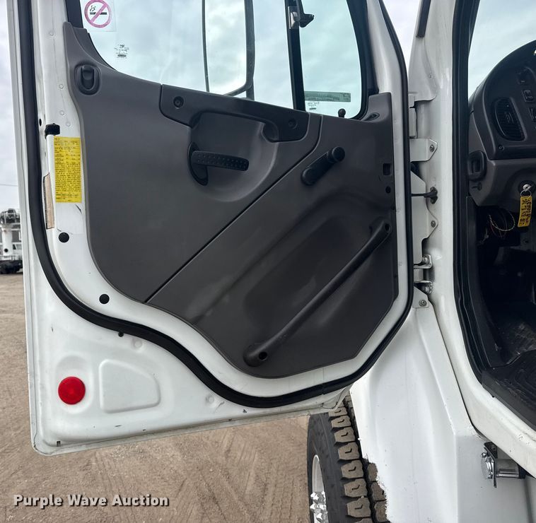 image for item EG2017 2007 Freightliner M2 106 crane truck