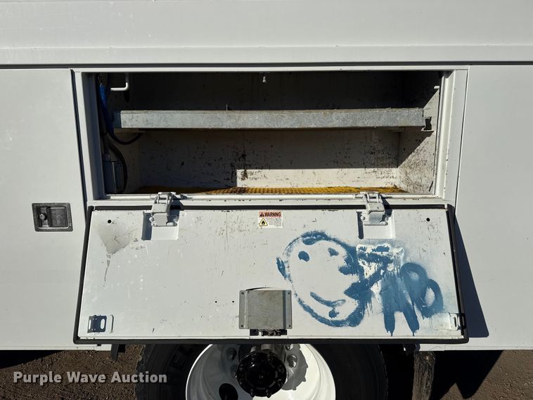 image for item EG2072 2018 Peterbilt 337 utility / service truck