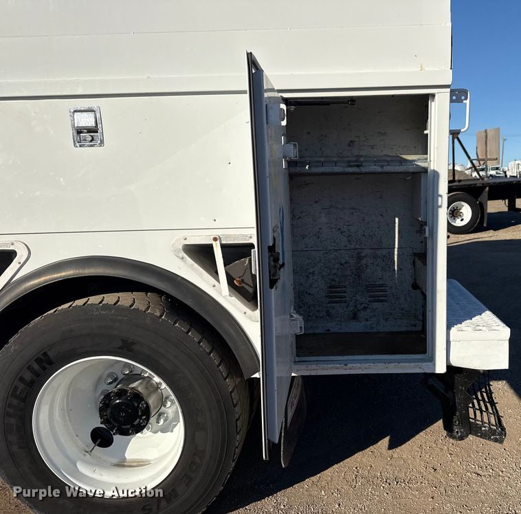 image for item EG2072 2018 Peterbilt 337 utility / service truck