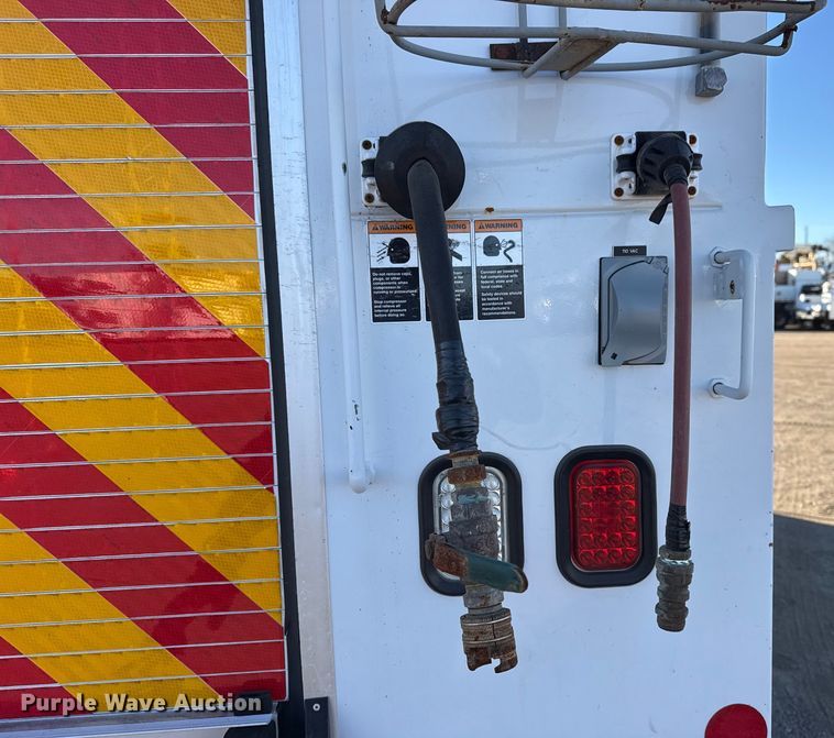 image for item EG2072 2018 Peterbilt 337 utility / service truck