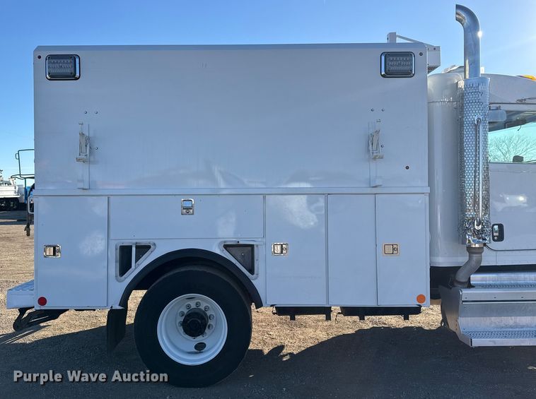 image for item EG2072 2018 Peterbilt 337 utility / service truck