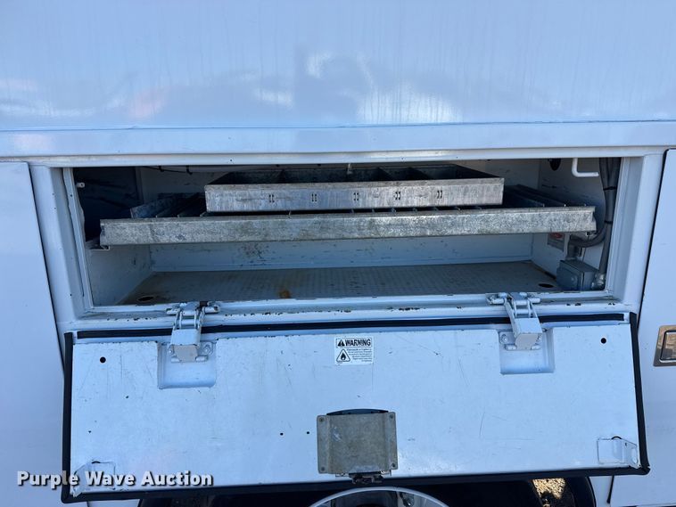 image for item EG2072 2018 Peterbilt 337 utility / service truck