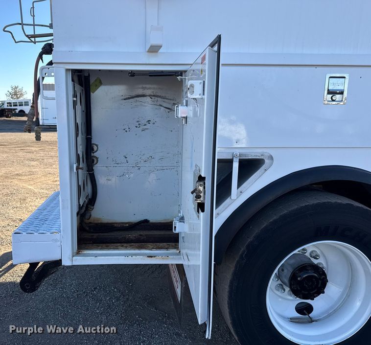 image for item EG2072 2018 Peterbilt 337 utility / service truck