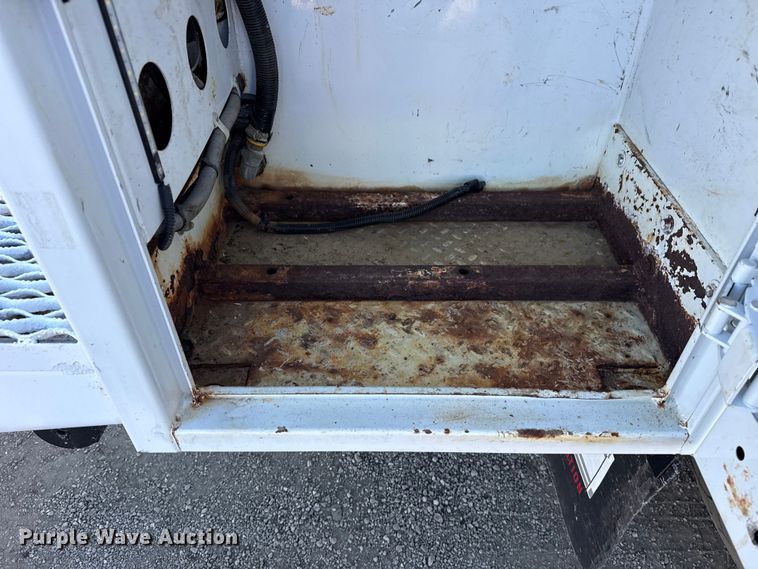 image for item EG2072 2018 Peterbilt 337 utility / service truck