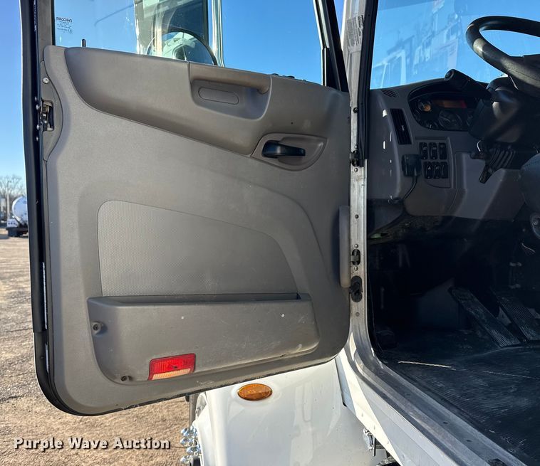 image for item EG2072 2018 Peterbilt 337 utility / service truck