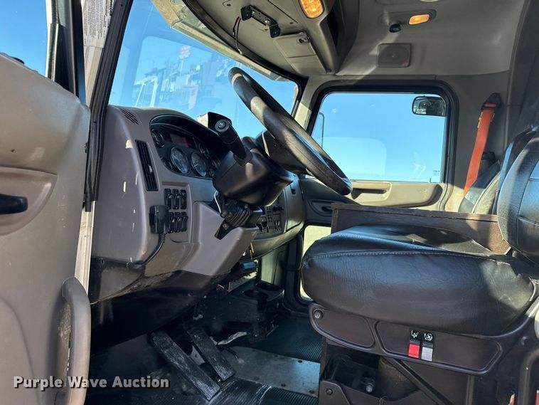 image for item EG2072 2018 Peterbilt 337 utility / service truck