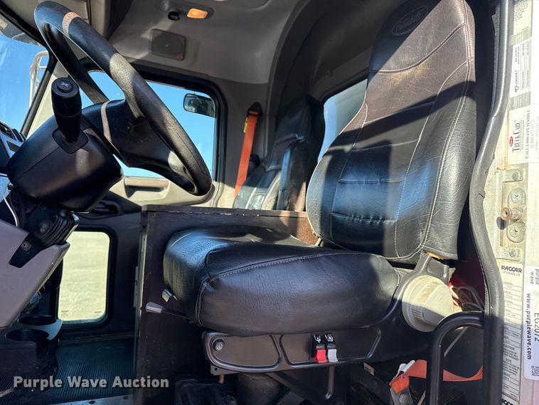 image for item EG2072 2018 Peterbilt 337 utility / service truck