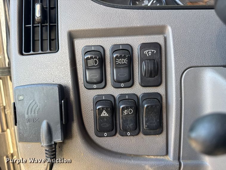 image for item EG2072 2018 Peterbilt 337 utility / service truck