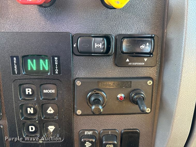 image for item EG2072 2018 Peterbilt 337 utility / service truck