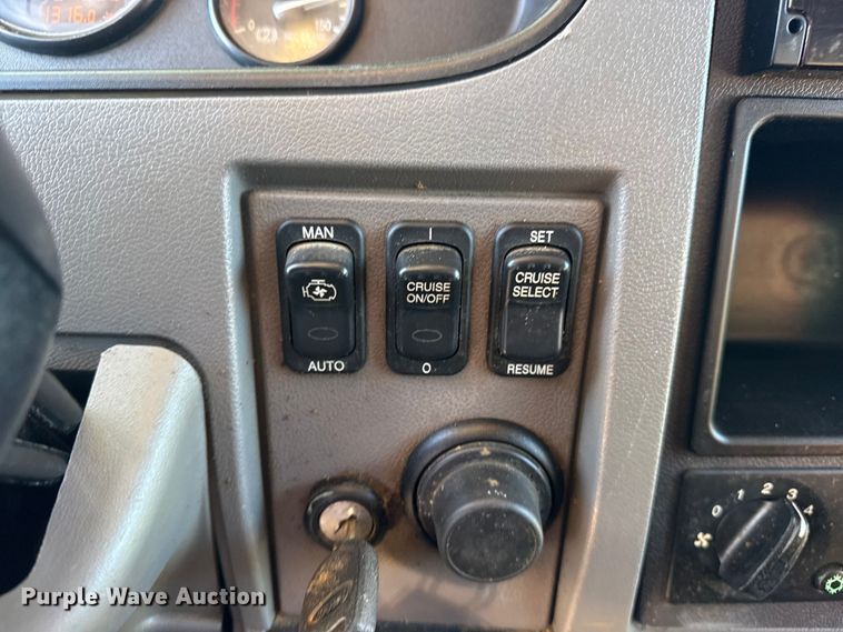 image for item EG2072 2018 Peterbilt 337 utility / service truck