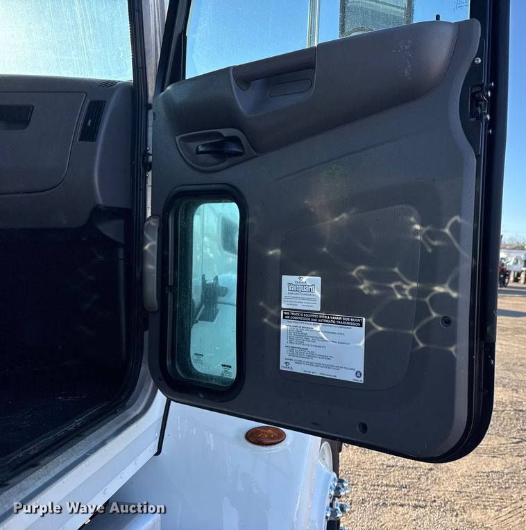 image for item EG2072 2018 Peterbilt 337 utility / service truck