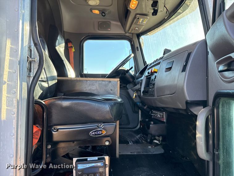 image for item EG2072 2018 Peterbilt 337 utility / service truck