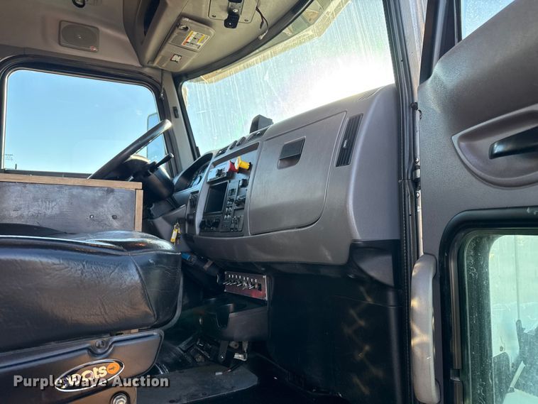 image for item EG2072 2018 Peterbilt 337 utility / service truck