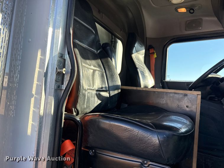 image for item EG2072 2018 Peterbilt 337 utility / service truck