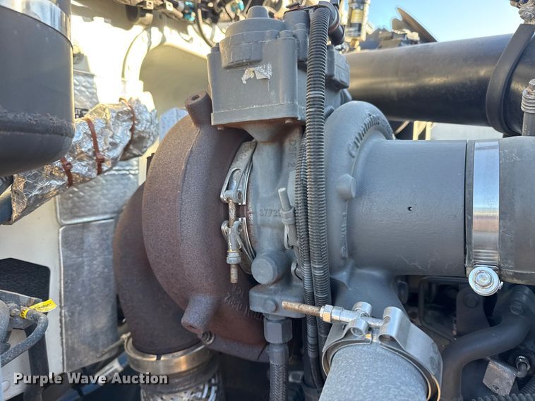 image for item EG2072 2018 Peterbilt 337 utility / service truck