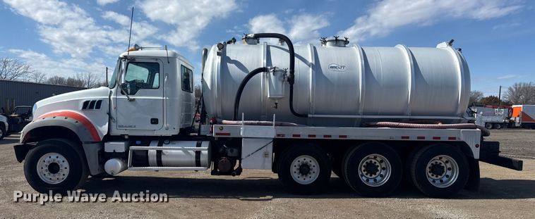 image for item EG2124 2013 Mack GU713 vacuum truck