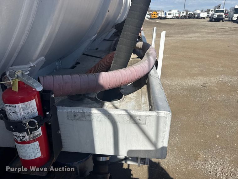 image for item EG2124 2013 Mack GU713 vacuum truck