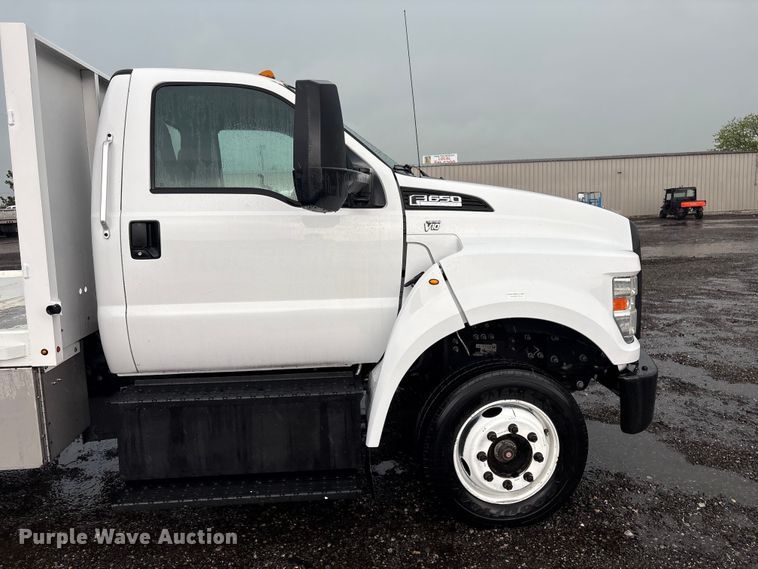 image for item EG5698 2016 Ford F650 Super Duty flatbed truck