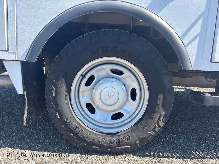 image for item EG8859 2015 Ford F250 Super Duty Ext. Cab utility bed pickup truck
