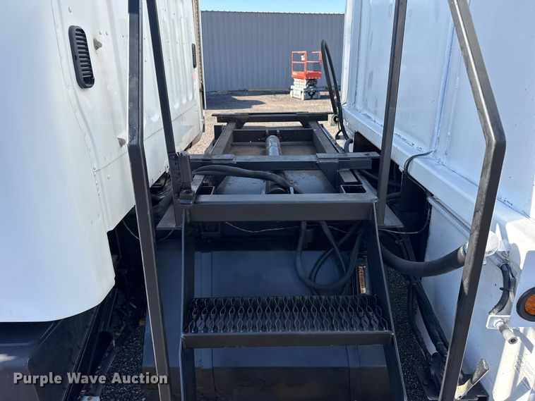 image for item EG8898 2007 Freightliner Business Class M2 crane truck