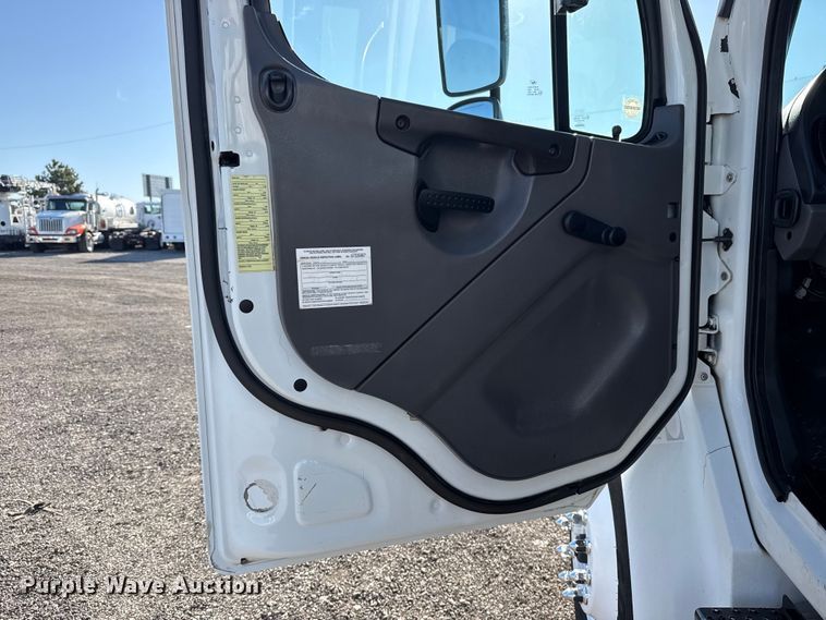 image for item EG8898 2007 Freightliner Business Class M2 crane truck