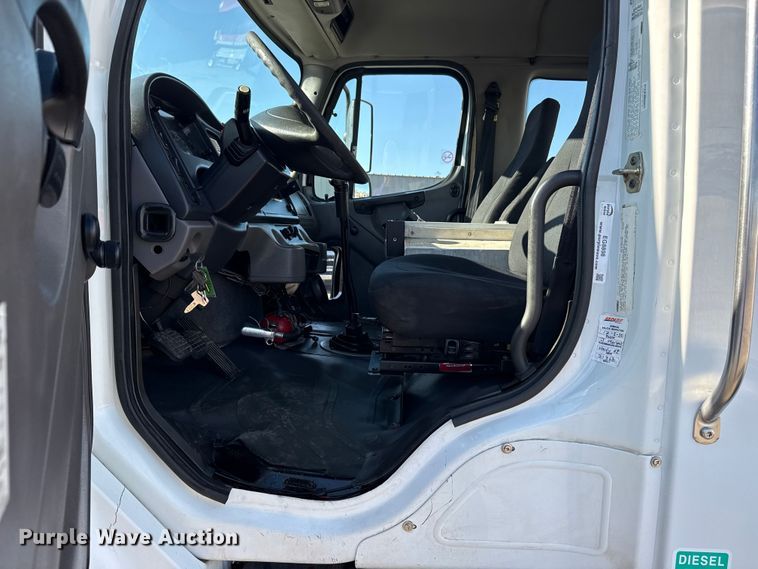 image for item EG8898 2007 Freightliner Business Class M2 crane truck