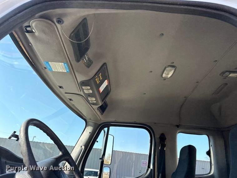 image for item EG8898 2007 Freightliner Business Class M2 crane truck