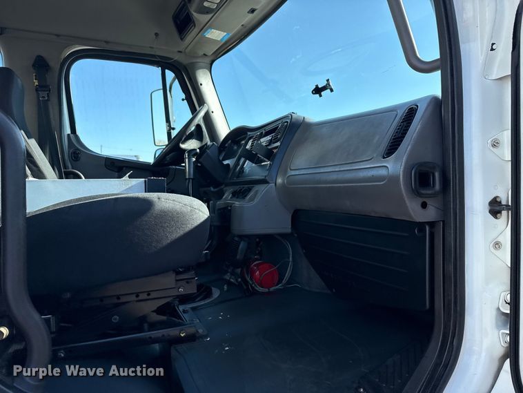 image for item EG8898 2007 Freightliner Business Class M2 crane truck