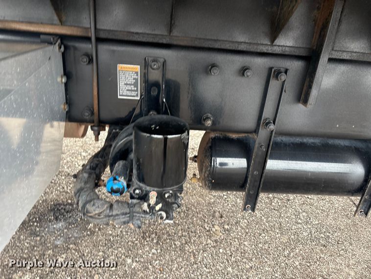 image for item EG8932 2006 Peterbilt 335 flatbed truck