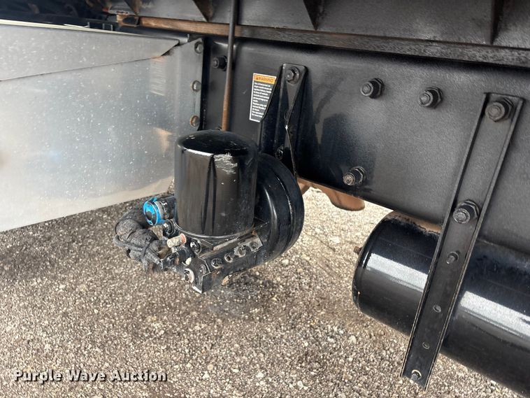 image for item EG8932 2006 Peterbilt 335 flatbed truck