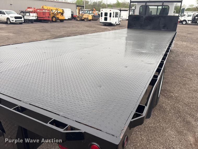 image for item EG8932 2006 Peterbilt 335 flatbed truck