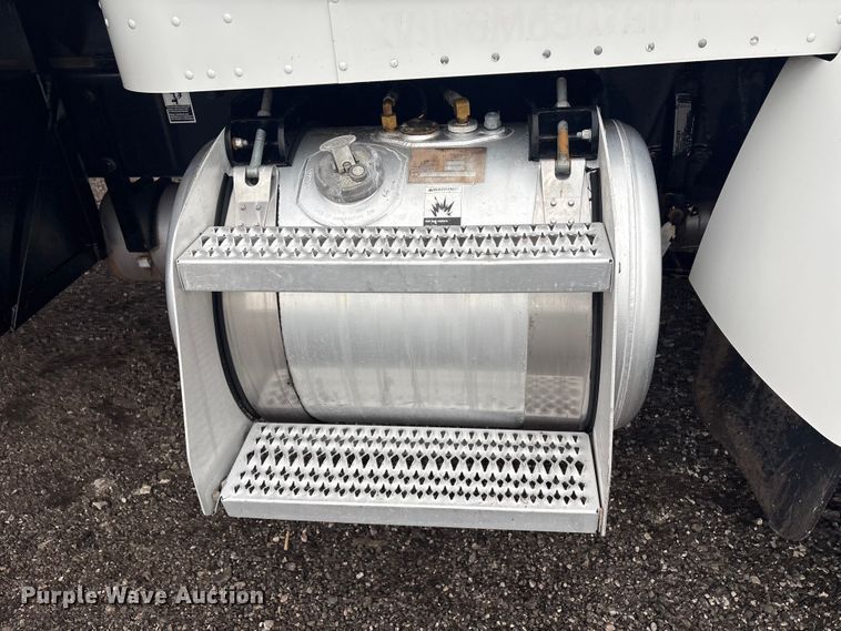 image for item EG8932 2006 Peterbilt 335 flatbed truck